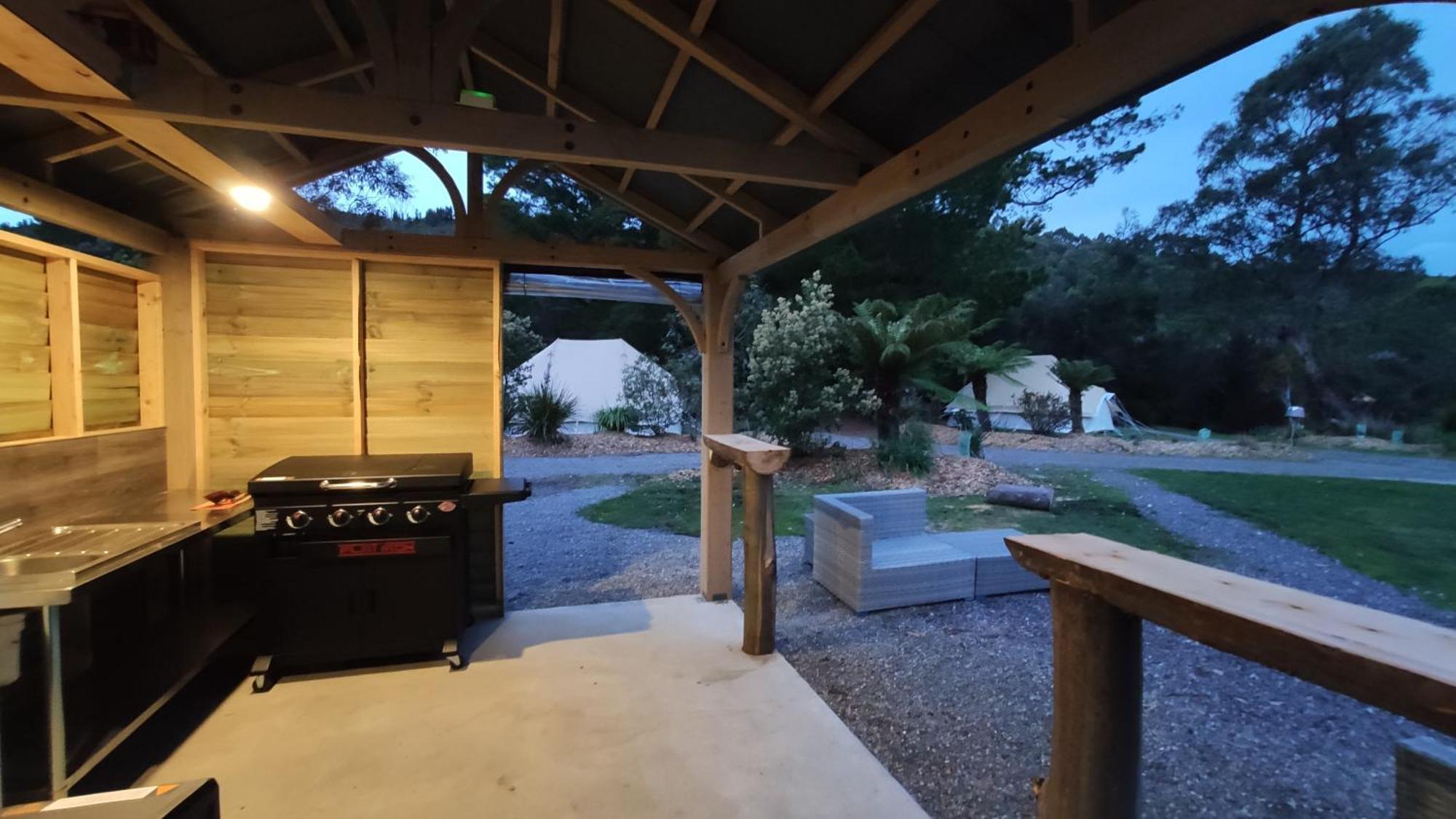 Luxury tent Glamping At Bush Camp Zeehan